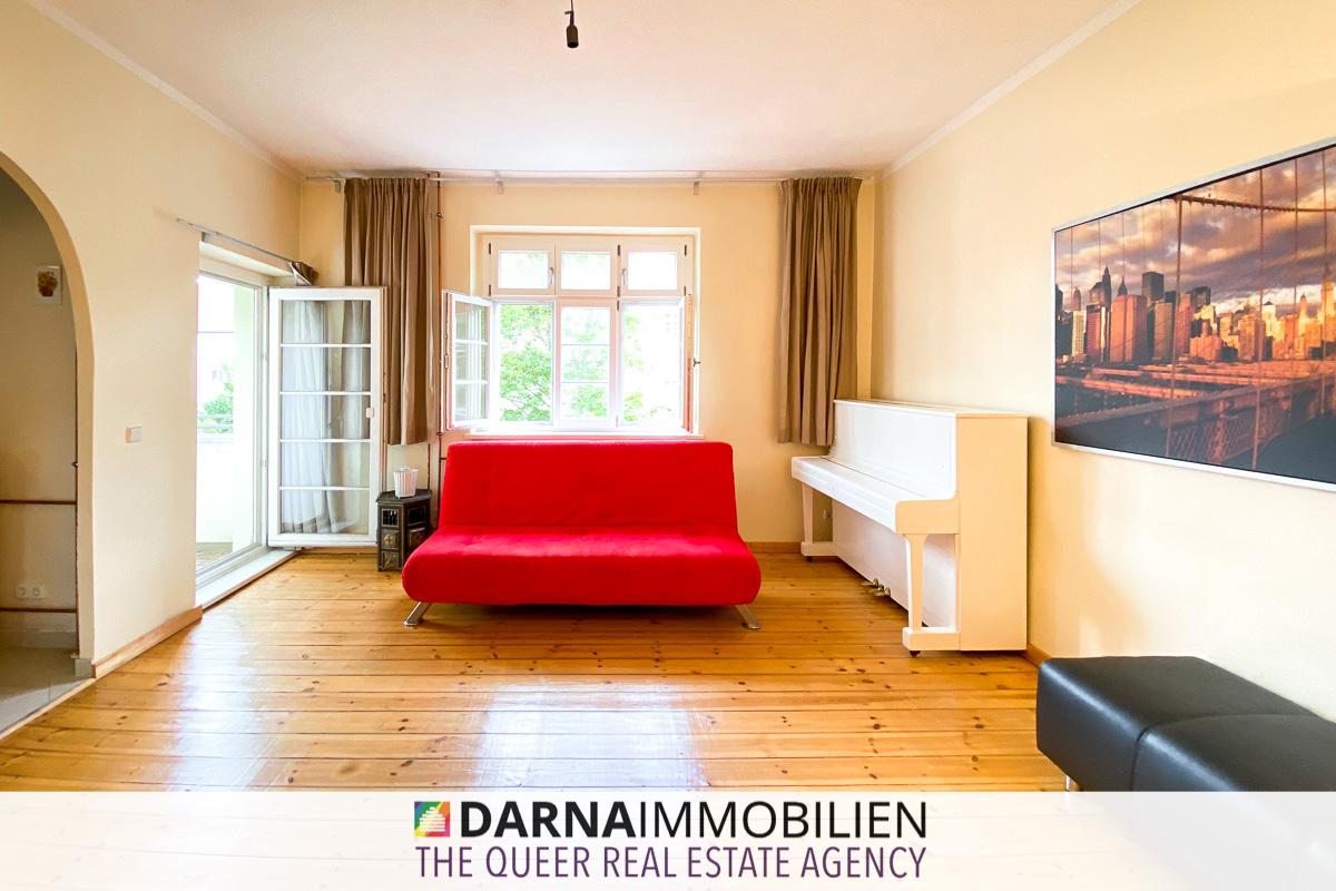 Wohnzimmer mit Balkonzugang