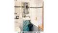 Badezimmer mit Badewanne und Tageslichtfenster